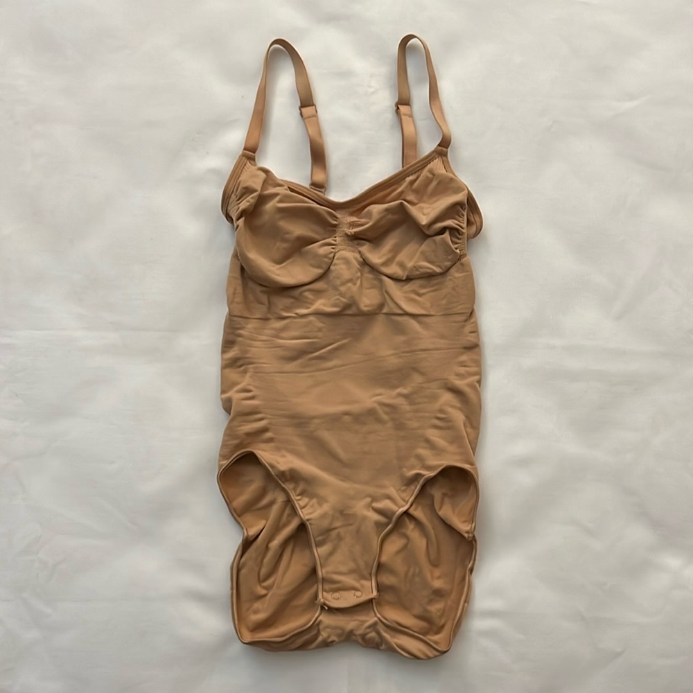 SKIMS SEAMLESS SCULPT BRIEF BODYSUIT